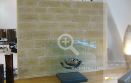 MSD-Steinpaneel PICADA von StoneslikeStones in der Ausstellung eines Möbelhauses - 01125