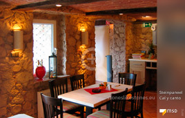 Mediterranes Restaurant-Ambiente mit MSD-Steinpaneel Cal y Canto von StoneslikeStones - 00712