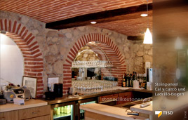 Rustikales Ambiente in der Gastronomie mit den Kunststeinpaneelen Cal y Canto und Ladrillo-Gewölbedecken, Referenzen StoneslikeStones - 01430