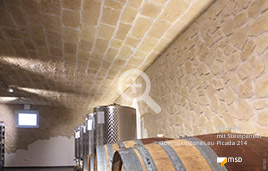Weinkeller mit Gewölbedecke und Steinpaneel-Lastra-Wänden