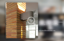 StoneslikeStones-Kunststeinsäule mit Ziegelsteindekor, Detail mit Beleuchtung – Spezialanfertigung